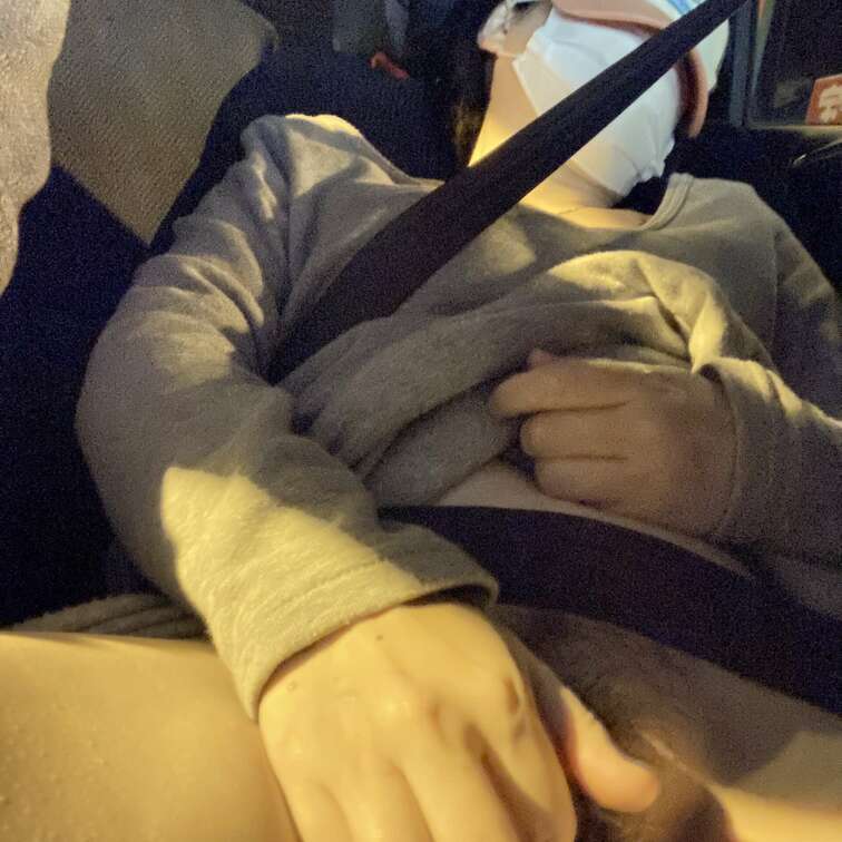 24時間スーパーの駐車場でオナ
嫁ちゃんに内緒でしたが、すぐ隣でおじさんが覗いてました。