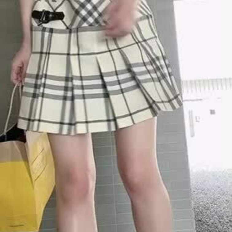 チラッと🤭💦

今日はスカート短めでした✨