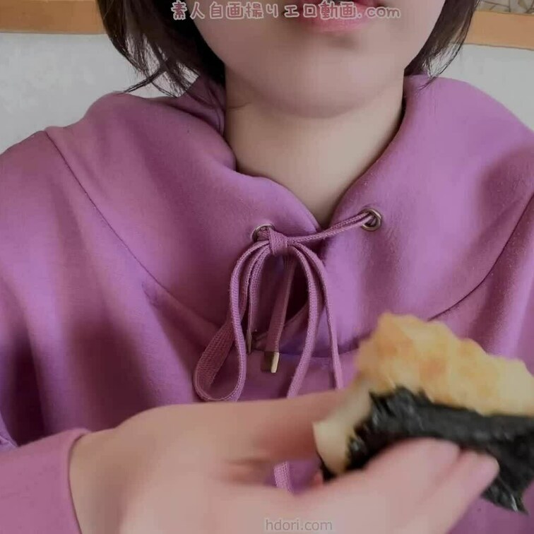 私はお餅はこうやってのりを巻いて食べるのが好きです☆