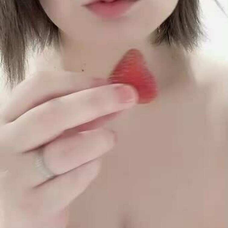 ただただいちごをえろく食べてる動画です♡