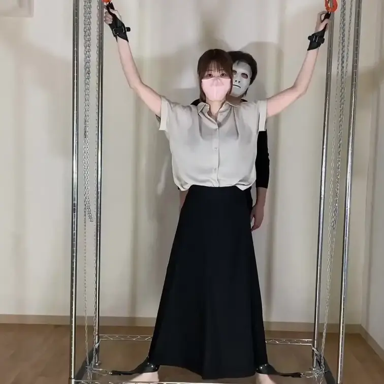 女子大生くすぐりバイト

今回はX字立ち拘束で
徐々に脱がせてくすぐりました！

最初は私服でくすぐり！
