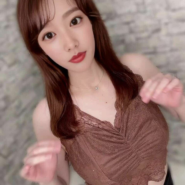 1番可愛く撮れなかなぁって思います✨
最後にキャミ持ち上げてピンク色の乳首お見せしてます^^