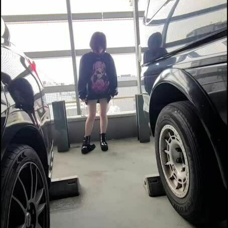 駐車場露出ちゃん
車通ったから一瞬だけ！