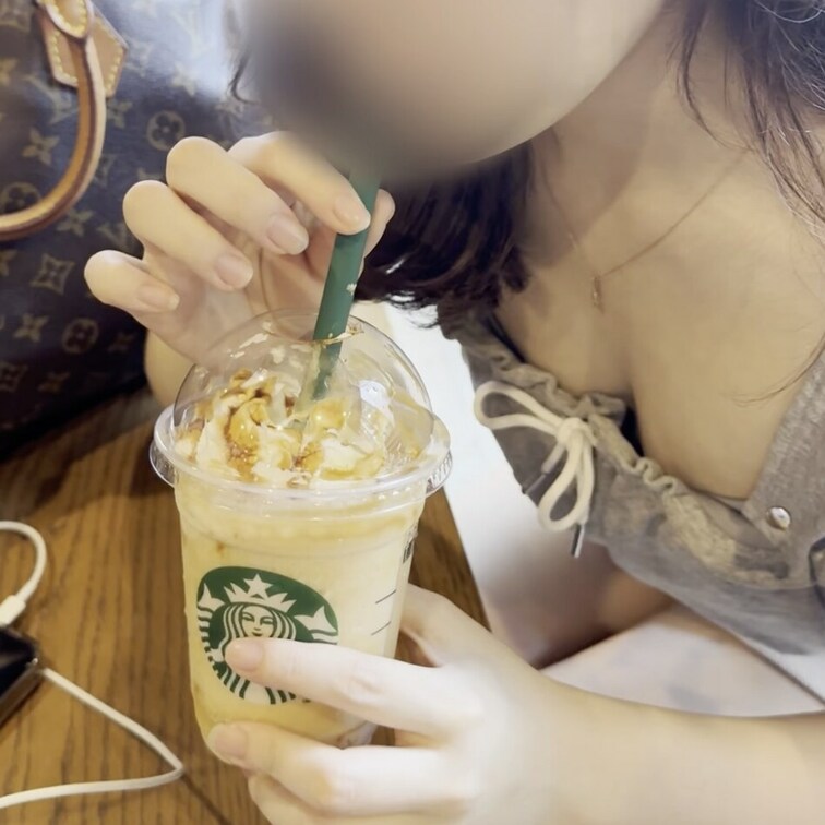 【休日のサービスショット】

スタバでフラペチーノ飲むセフレOLちゃんです♡