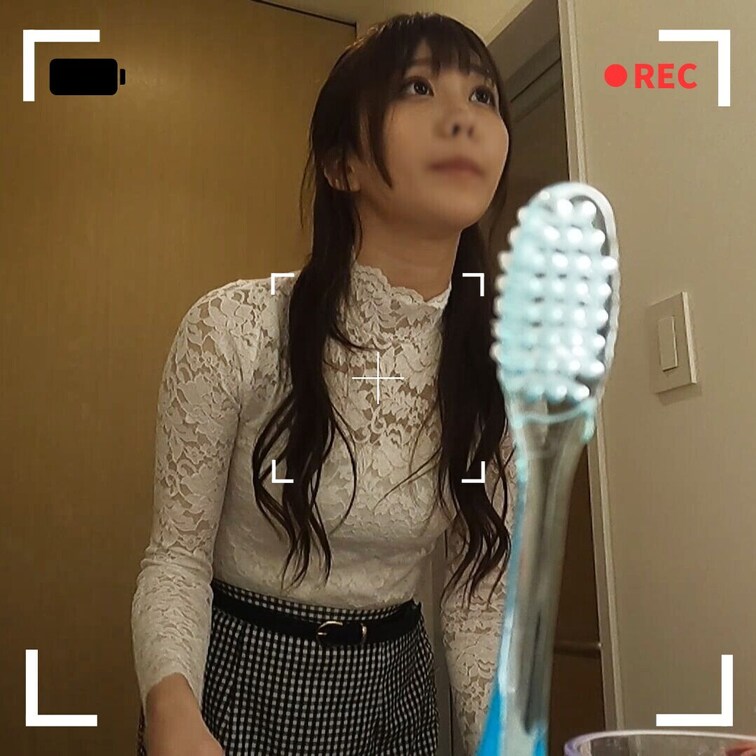 女優の卵のような最高ルックスの美女をNZKM。
ややぽってりとした唇は某国民的女優を彷彿とさせます。
赤いTバックが