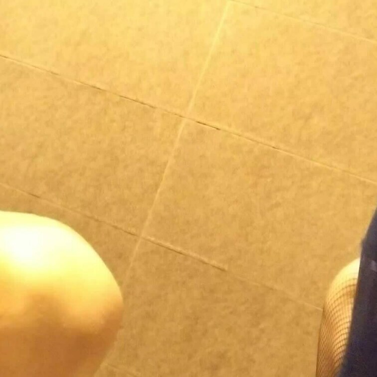 ラバーでお湯浣腸をしていきマゾにひたすら我慢させる動画