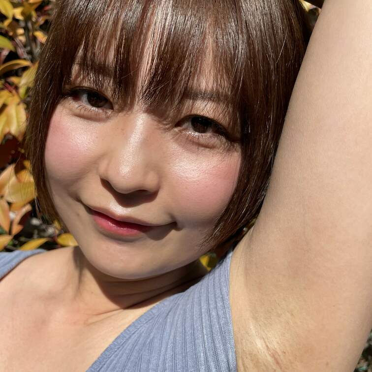 グラドルの南夏海ちゃんのワキ動画(5:24)です！
グラドルのワキはツルツル…という概念を"いい意味で"くつがえしてく