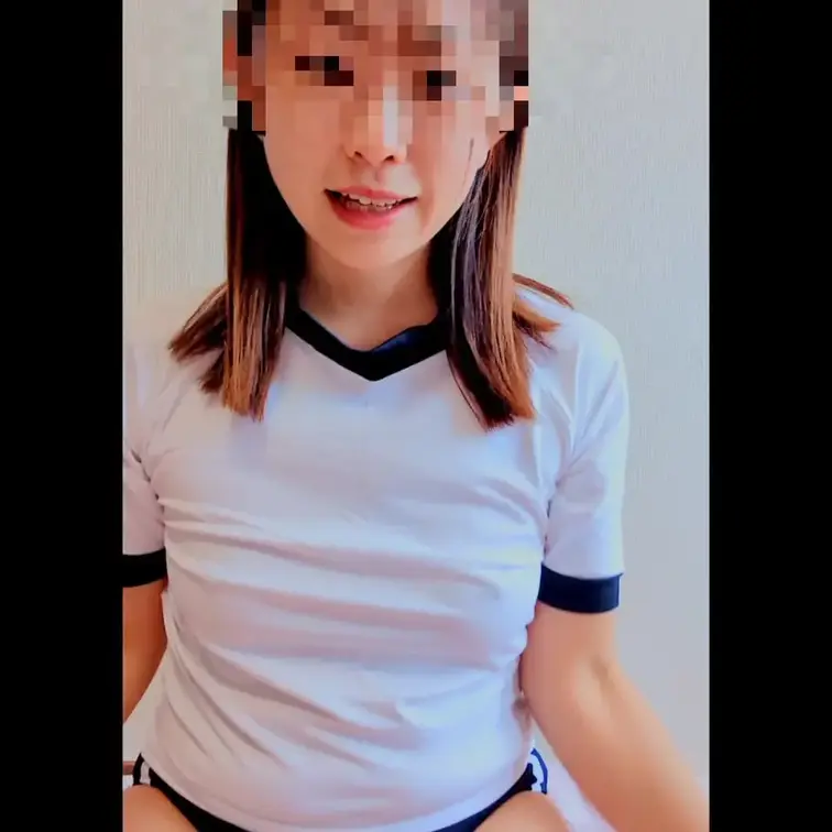 すごく久々にルーズソックスを履いてみたよ〜♥

リクエストがあったので体操服姿で笛を噛んだりしゃぶったりした後に、お