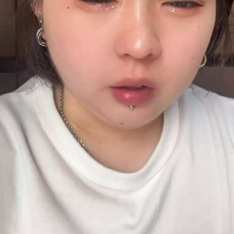 アム【um】です❣️
鼻水のリクエストあったのでくしゃみして垂れ流してみたよ🤧