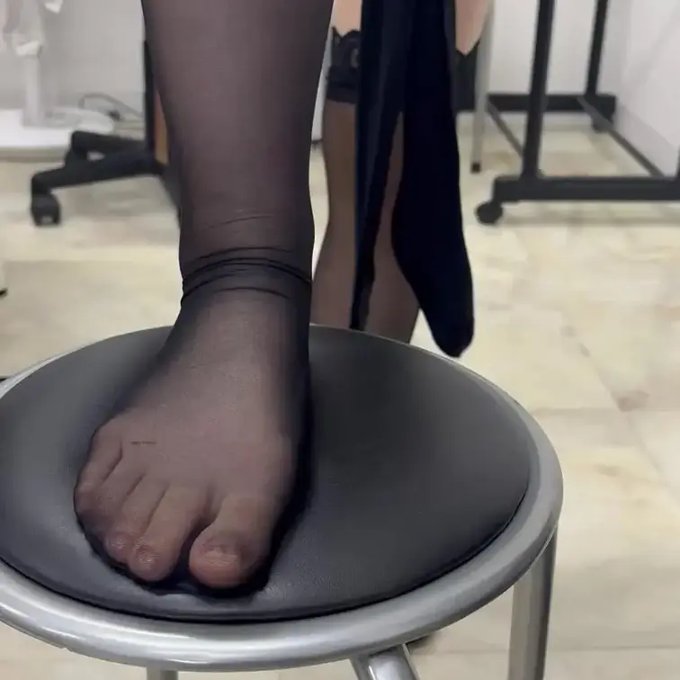 黒のストッキングを履く動画です。