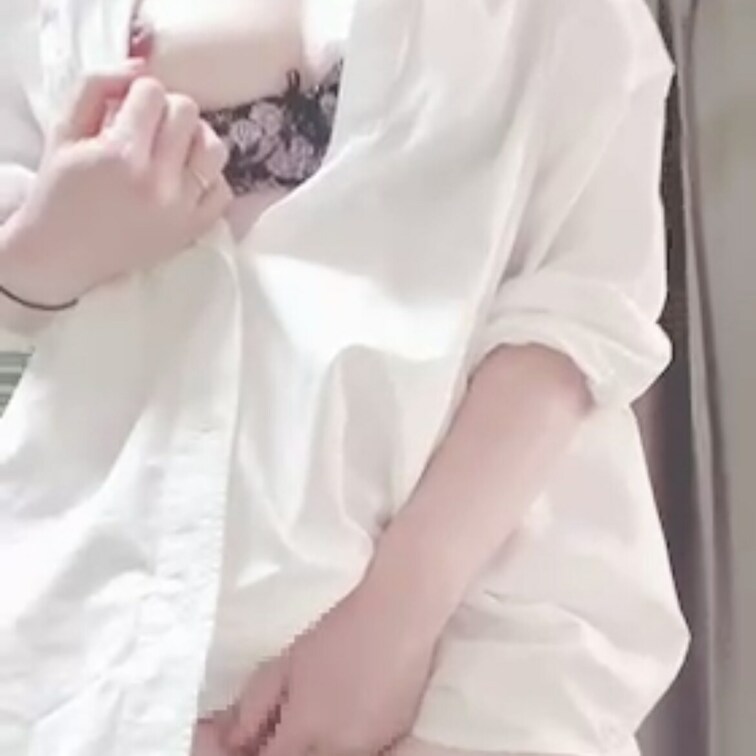 お裾分けシリーズ①
【ドスケベ人妻ハルカさん】
✅オナニーするって言ってたから見せてって言ったら送ったくれたので、お