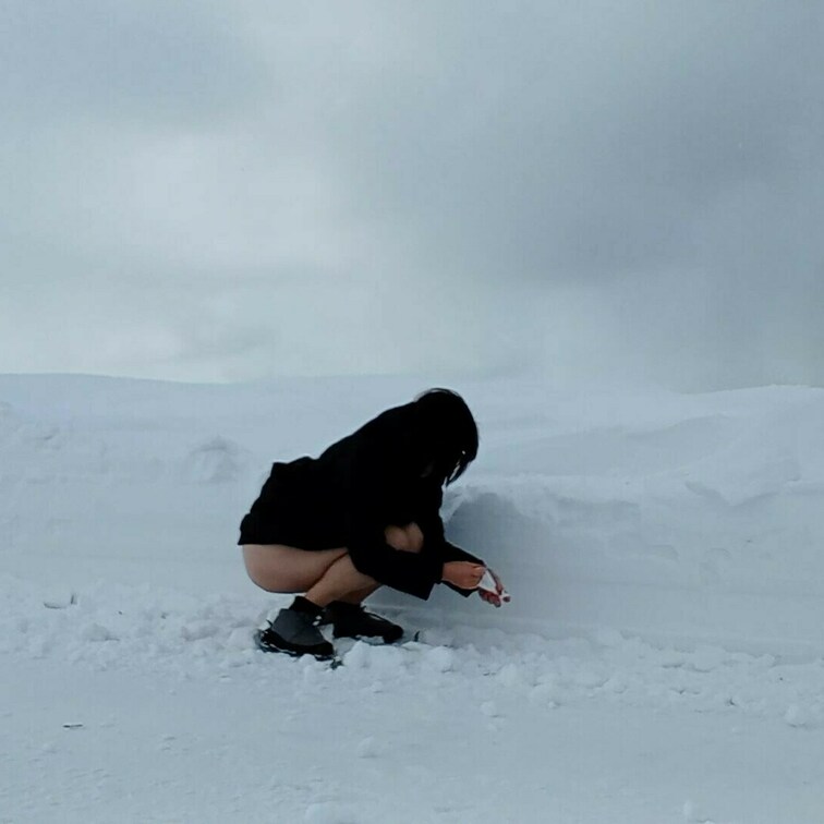極寒の北海道
コンビニもなく
ト〇レは見つからない…

雪上でこっそりと
出しちゃいます(笑)