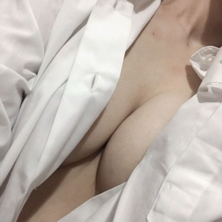 昨晩初めて中イキできたから、昨日は中イキ記念日。

ちなみに、好きな人のお写真を見ながら、人差し指を足を閉じた大事な