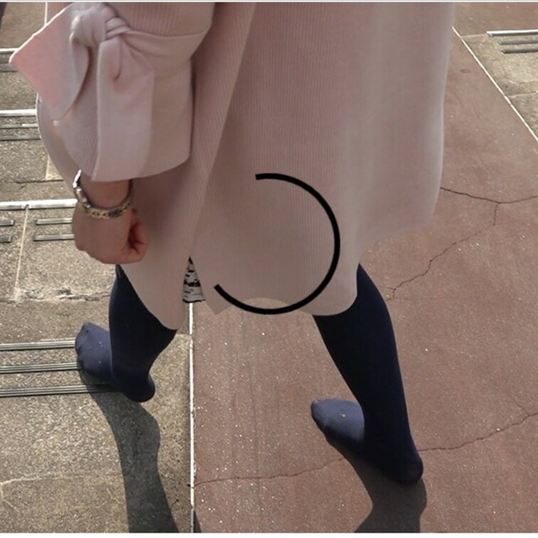 街中を紺ソックスと白ソックスで歩く
