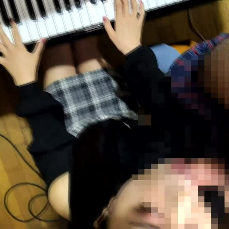 大人のピアノレッスンVOL2フェラ,キス手コキ,顔踏み編
続編　フェラは本当に上手なピアノ講師さんです。
舌使いも玉