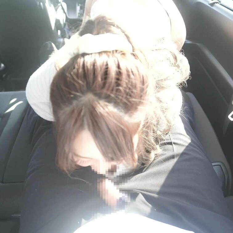仕事の都合でしばらく会えていなかった旦那様を迎えに駅へ行った帰り、お互いにどうしても家まで我慢できずに近くの駐車場に車を