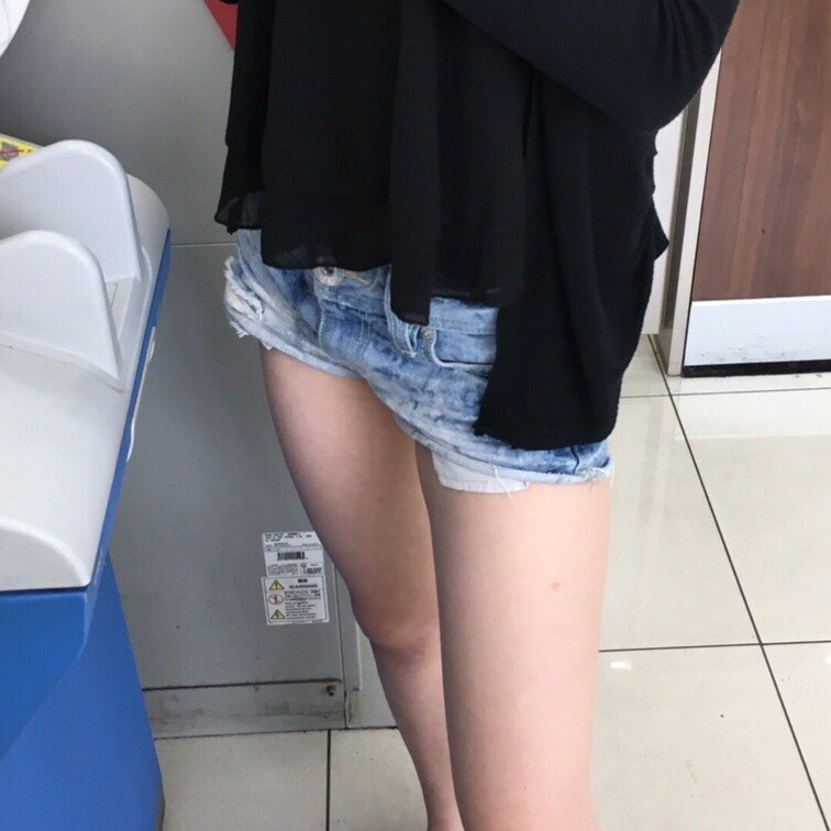 ほそ〜い綺麗な脚に絡めて
脚コキ^_^
乞うご期待です✨
