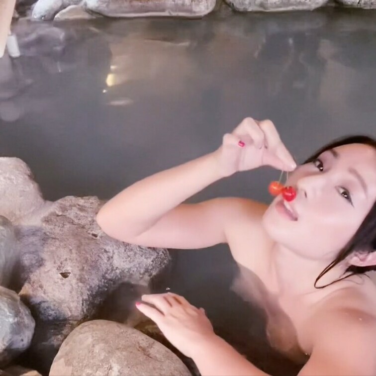 ⭐️お気に入り》ボタンを押すと、なっちが喜びます🍒✨

温泉んでサクランボでニップレス🍒
もうほぼ見えちゃていてあ