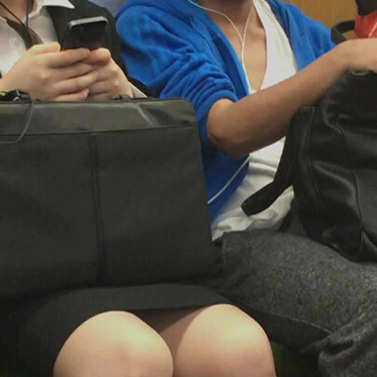 う～ん、電車内でオナニーしている男子を見つけてしまったので、つい動画を回しました・・。
こういう時ってどうするのが、一