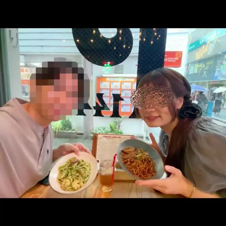 ※再投稿※先月投稿された動画と同じ物です。 ※重複購入にご注意下さい※ NTR活動を初め半年以上があっという間に過ぎました! 長い交際期間を経て遂に結婚し彼女から人妻となった愛です👸 そんな愛は学生の頃から私一途で一切男性と話したりや遊んだりがありませんでした。 何となくの会話の中で個人アカウントを作成して 本垢には載せていない動画やDMで少し話してみたら?となり 作成したら だいぶ楽しんでいました(笑) もちろん個人アカウントではDMのやり取りはあっても NTR活動は信頼できる方としか会いません。 既に数回デート等 個人的に動いてる愛ですが やはりはっちゃけてしまう部分もあり NTRと浮気の境界線に悩み 何度か怒ったりしたりと試行錯誤中です😅 今回はそんな愛の初めての個人アカウントでのやり取りからデートを。そしてそのままラブホテルで初の2人きりのNTRSEXとなります🫶 やはりカメラマンがいないと画角や画質が落ちて満足する動画をお見せすることが出来ないことが悔しいですが 素人ならではってことでリアルさを楽しめ興奮される方は是非ご覧ください🙏 今回は前編後編の2本立てて投稿予定です!