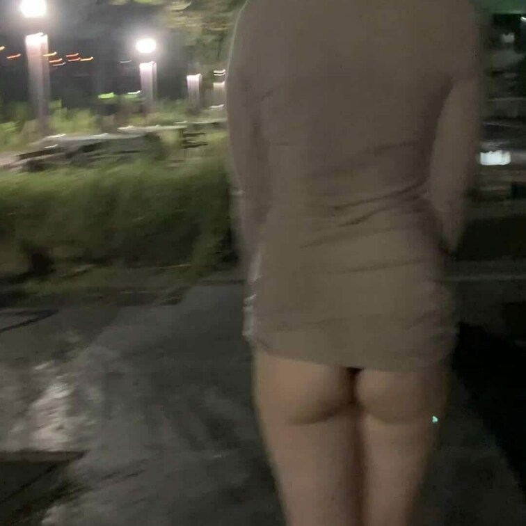 お外でオモチャ入れて恥ずかしかった💕人がきそうでドキドキしちゃった💕