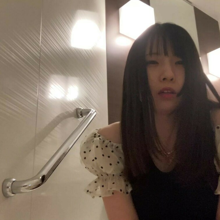お風呂場でおしっこをして、まんこを洗います。