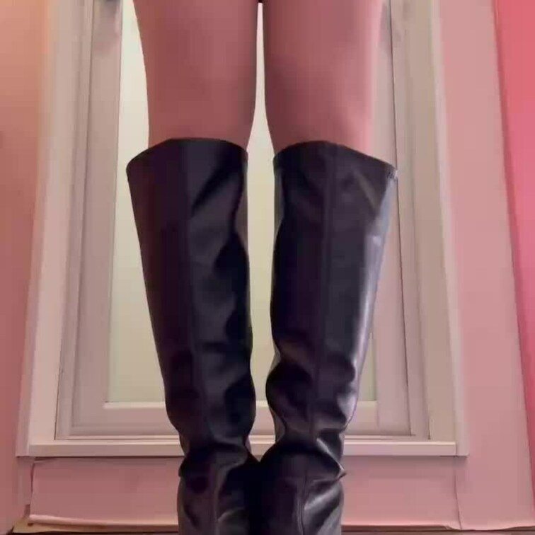 ブーツ脱ぎとパンチラ画像です。モデルさんは20代前半の女性です。