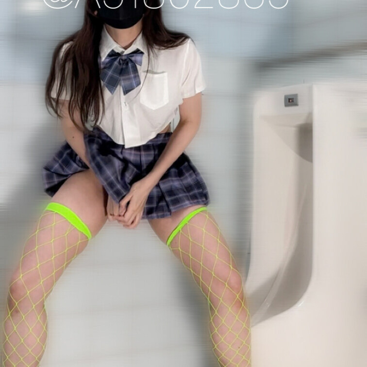 春は変態の季節ですね🌱
暖かくなってきたので男子便◯様のところにお邪魔してきました💕

見られちゃうの期待しながら