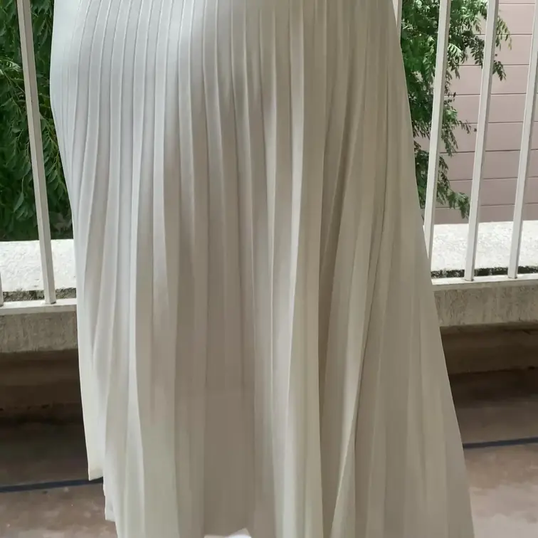 みんなみるみるロングスカート履いた妻　パツパツ尻