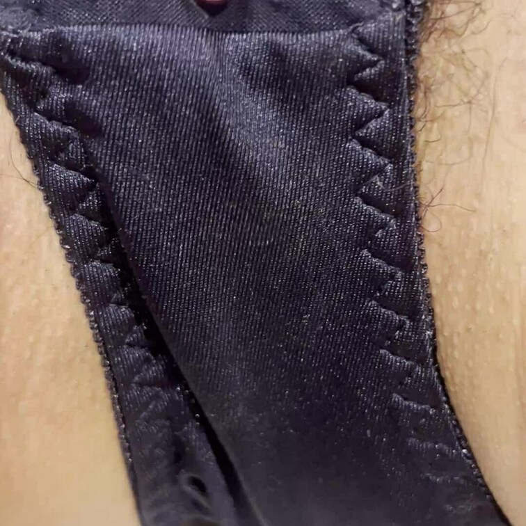 彼女のクリちゃんをパンツ越しにいじるとなんともエロい声が…たまりません!