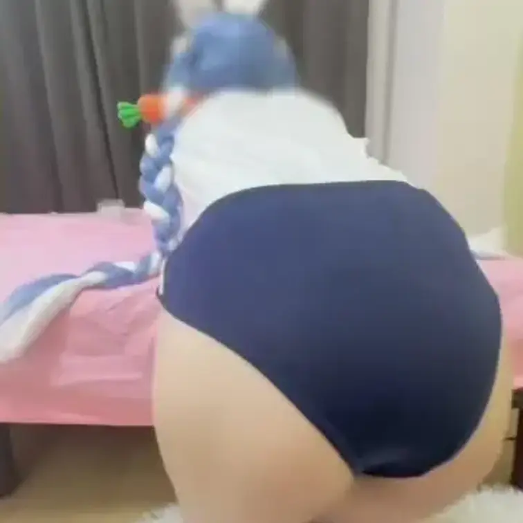 Mさん体操服ぺこらのお尻を後ろからさわさわ