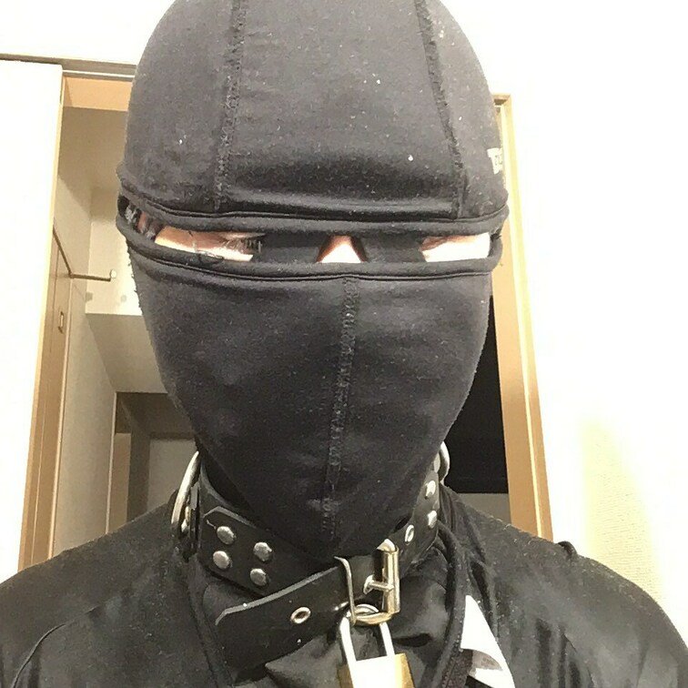 自宅での格好。
いつでも呼び出されて便器待機出来るように。
