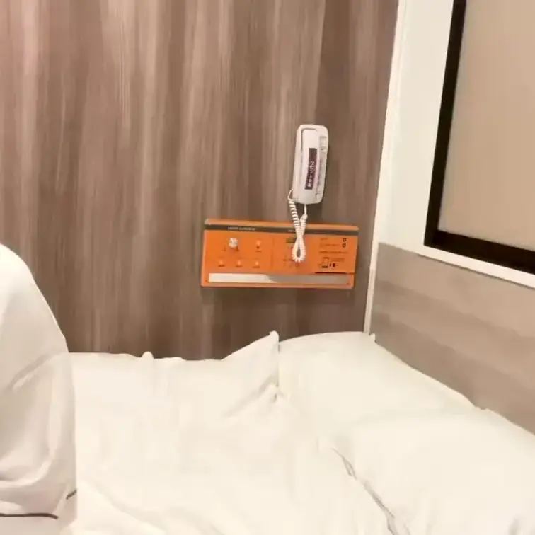 ある日知り合った女性あかりさん
趣味も似ていてすぐホテルへ行けました!
Hな女の子の友達も多いみたいでこれからたくさ