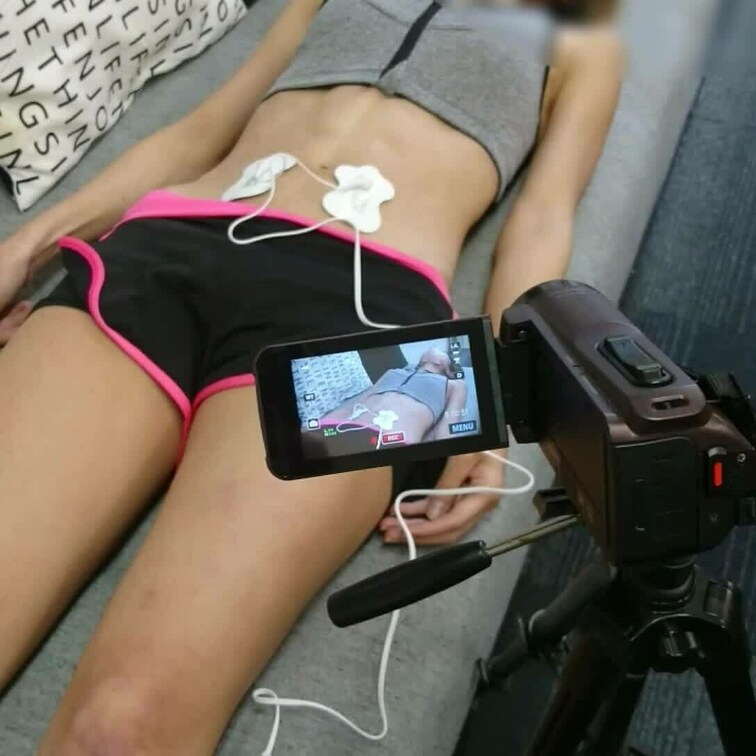 腹筋美女の【えぬ】さんのお腹に電流を流してみました。
