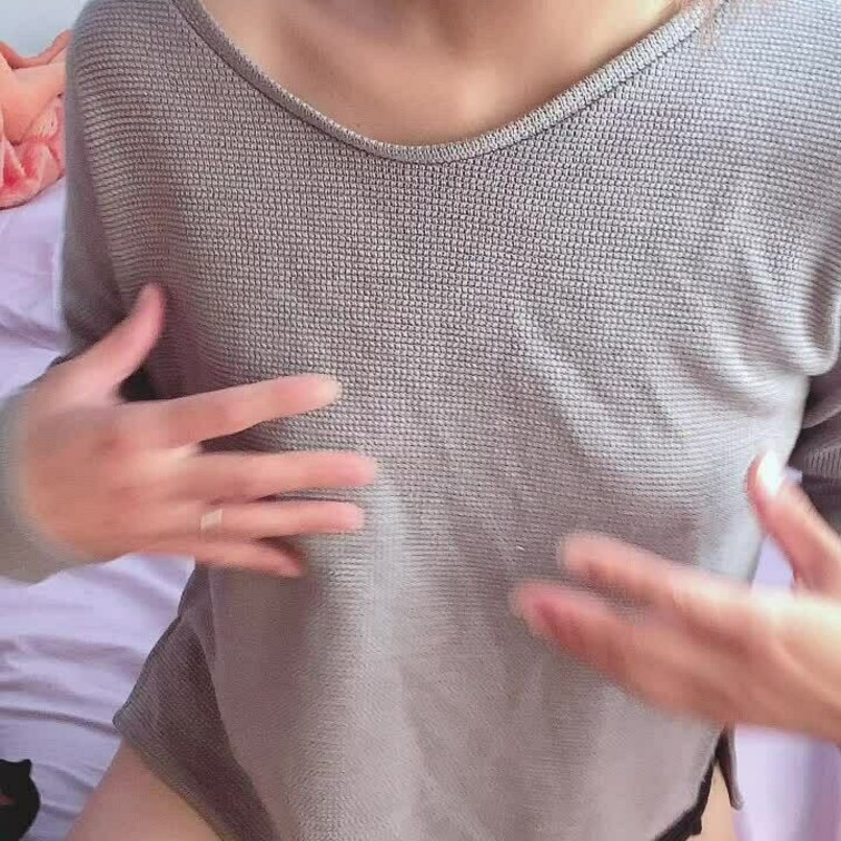 初めての投稿なので50円で販売しております🙌
乳首を自分で触りました🫣
カメラの前でシたの初めてで恥ずかしかったです