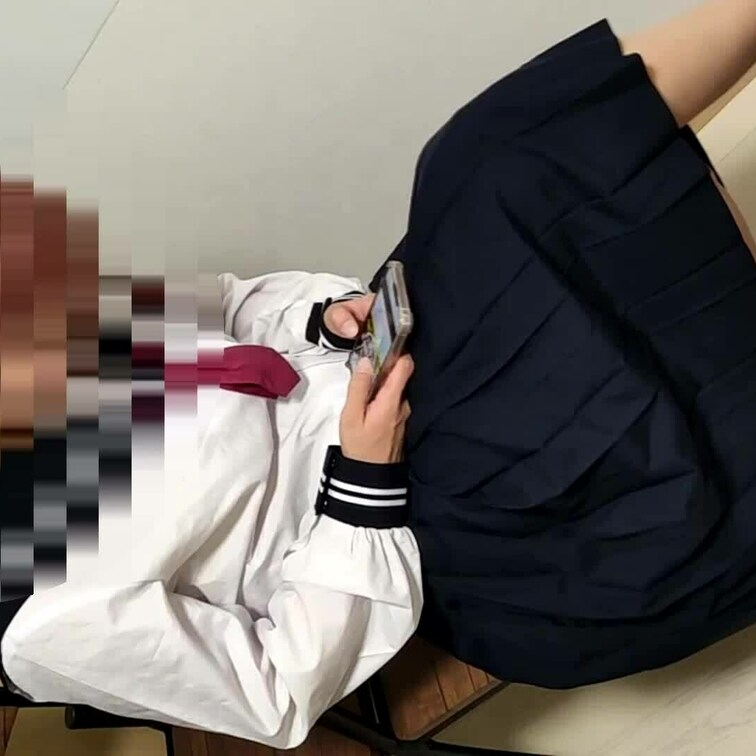 渚ちゃんの私物ソックスで踏まれた顔面床男　VOL２最終章
またまた左右足を組み替えながらソックスの足裏臭を鼻にこすりつ
