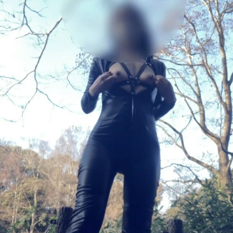 キャットスーツの下にボンテージを着てとある公園へ。遊歩道でチクニーお漏らししちゃいました💦お散歩中にところ構わずおしっこ