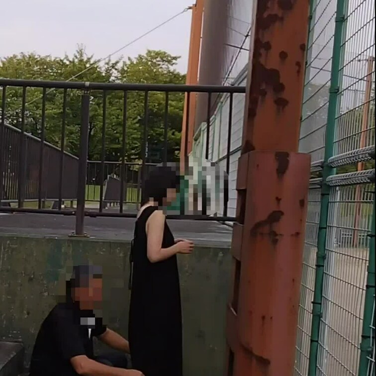 野球場の観客席で妻が他人棒に乳首責めされたりクリ責められ野外なのに絶頂してる様子をご覧下さい。

前作の続きになりま
