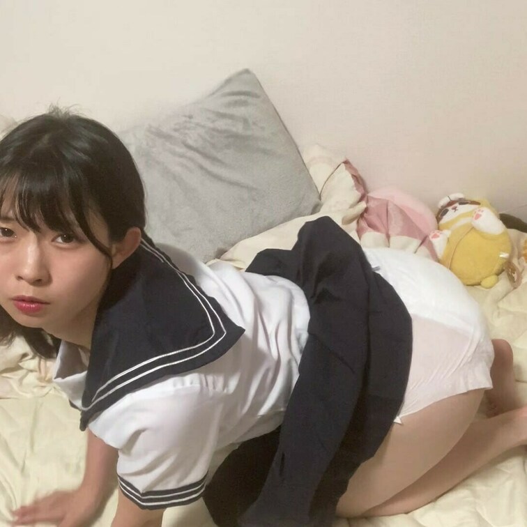 セーラー服で、オムツを履いて、おならとオムツの中におしっこします。