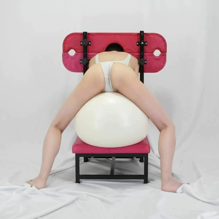 ハイレグレオタードの女性の脇腹をくすぐる