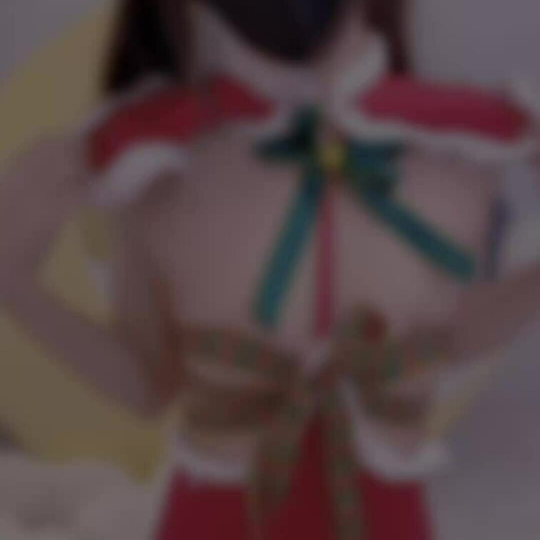 メリークリスマス🎄🎁🎄🎁
すけべサンタコスのこんちゃんがリボンをほどいちゃうエッチな動画を公開！♡
ちっちゃい乳首が