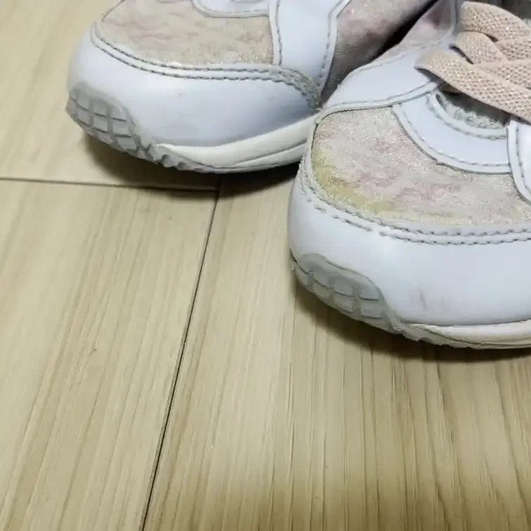 フリマアプリで購入した使用済みのスニーカーにぶっかけました。
水色で可愛い装飾が付いていて、汚れている様子を見ると興奮