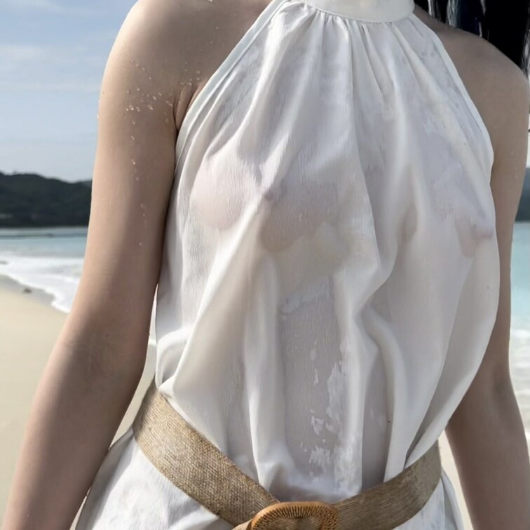 濡れ透け乳首&パンツです🫣少し人の増えてきたビーチで、カップルらしく海で水の掛け合いしてみました。
胸とパンツばっか狙