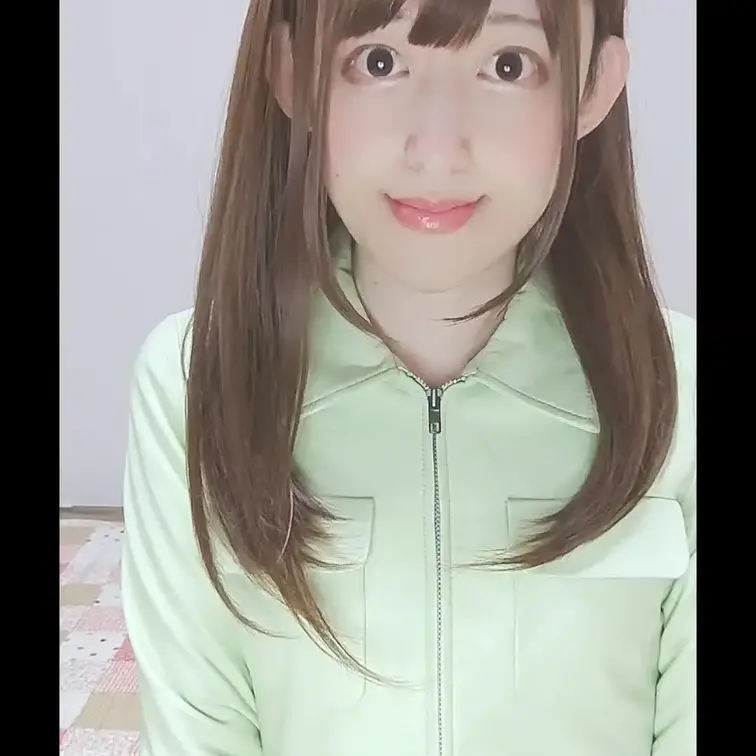 レザーをちょこっとお裾分け〜革の服を身にまとって乳首いじっちゃう♪


革フェチ様の今晩のおかずにどうぞ
今回は上下本革の可愛いレザーのセットアップです
レザースカートとレザージャケットどちらも触り心地抜群

柔らかい質感と革特有の軋む音といやらしい光沢感が最高の一品です

私の持っているレザーアイテムを革フェチの皆様と一緒に堪能するために動画投稿はじめました

注意：あくまでレザーアイテムがメインなので女装は低レベルです。服を際立たせるための手段として初心者なりに頑張っていますのでおおめにみてもらえると助かります。
