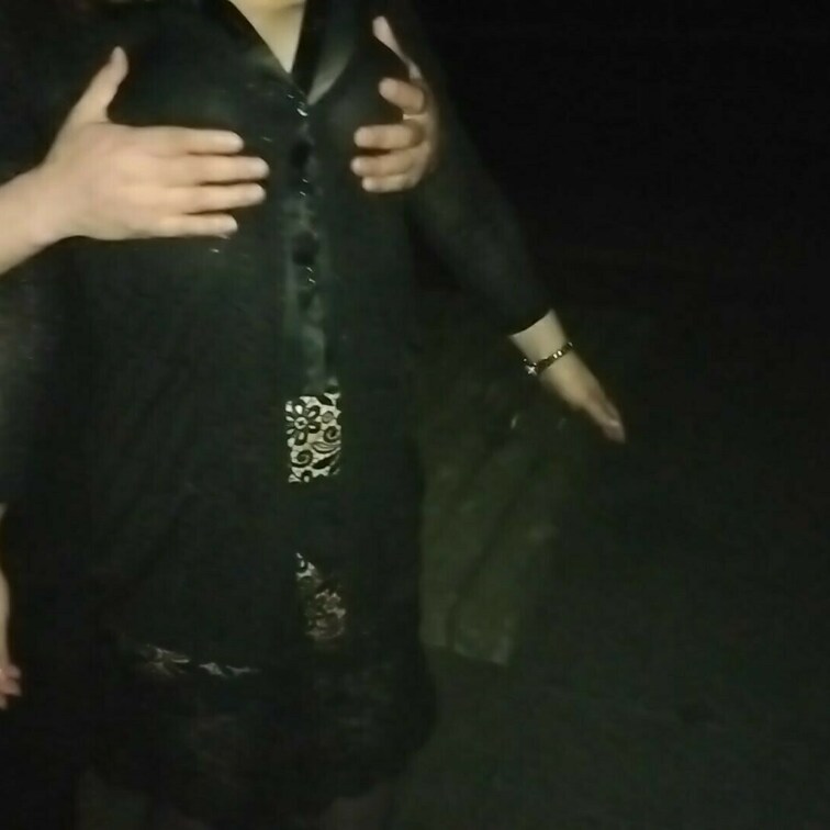 ついに男性たちに確保される
こんな服装で夜の公園を徘徊していたら仕方ない