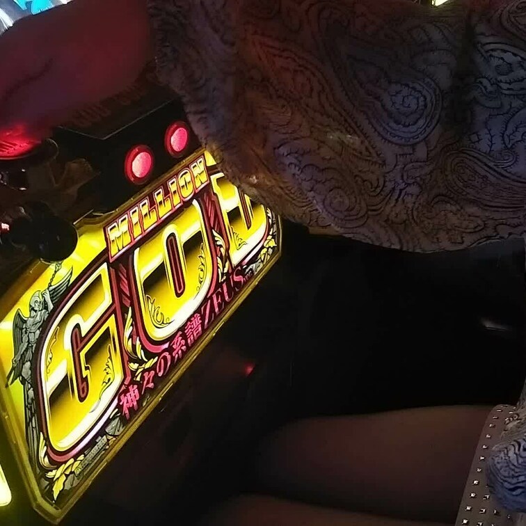 （続編）
打ち方もわからないのに
カップレスブラ、ミニスカで
GOD打つ巨乳OL
ミニスカをズリ上げ
三角ゾー
