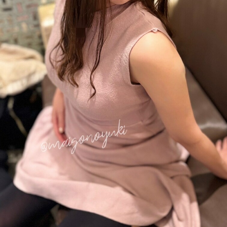 脱ぎかけのパンツとブラチラ。
恥ずかしくて耳が赤いです
