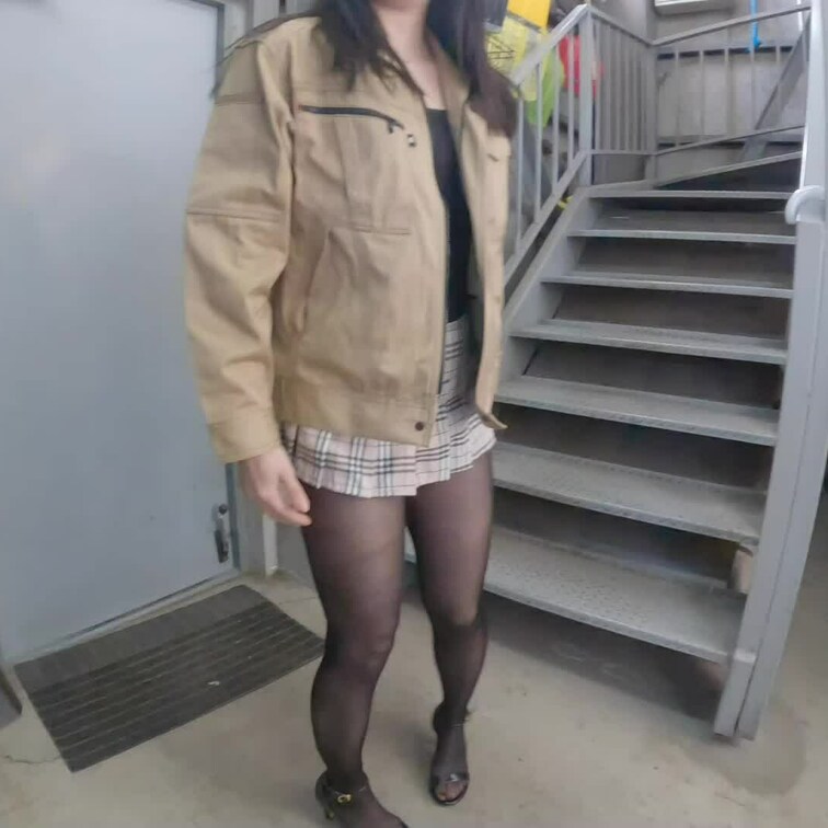 ノーパン穴開きストッキングで倉庫を散歩してみました😊💕