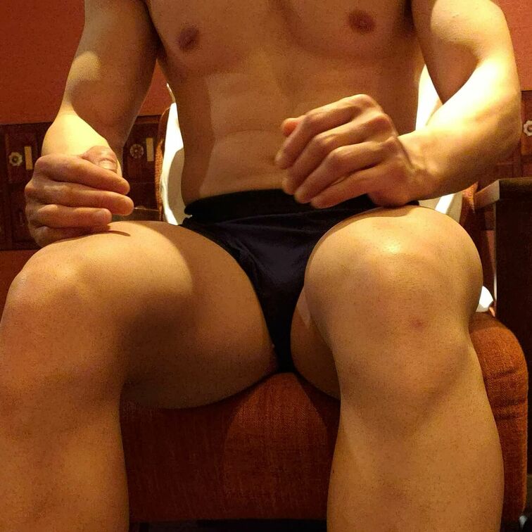 フォロワーさんにおしりをもまれている動画です。楽しそうにお尻もまれています。