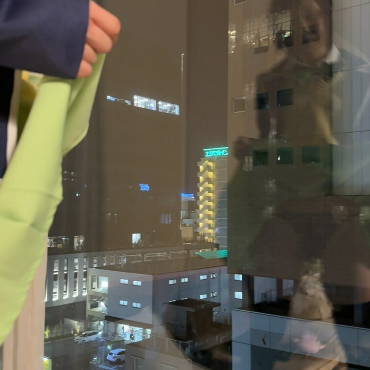 帰宅途中のバス待ちしてるサラリーマンと向かいのビルにいる残業サラリーマン、マンションのベランダでタバコ吸ってるパパにサー